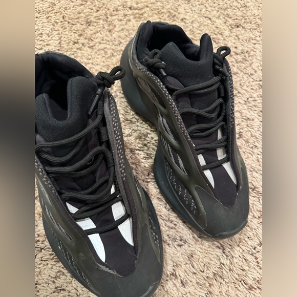 UNISEX ADIDAS YEEZY 700 V3 DARK GLOW - Picture 8 of 8